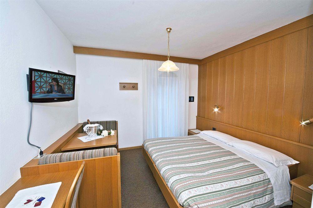 Hotel Ladina Кампітелло-ді-Фасса Екстер'єр фото