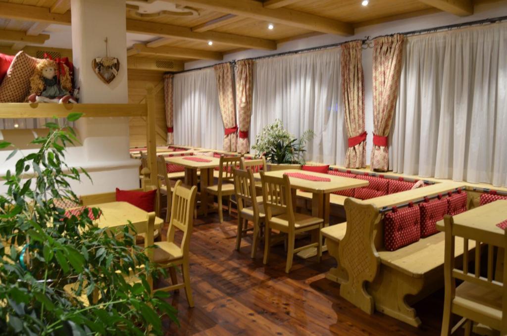 Hotel Ladina Кампітелло-ді-Фасса Екстер'єр фото