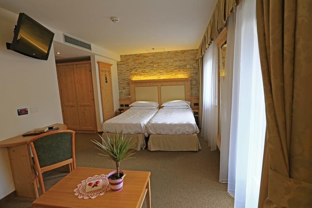 Hotel Ladina Кампітелло-ді-Фасса Номер фото